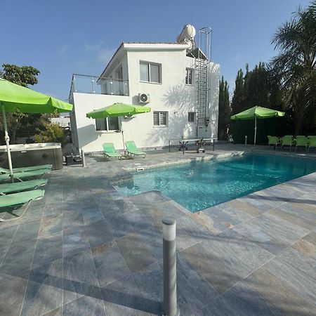 Villa Coralia Gardens 1Km From Coral Bay Beach Buitenkant foto