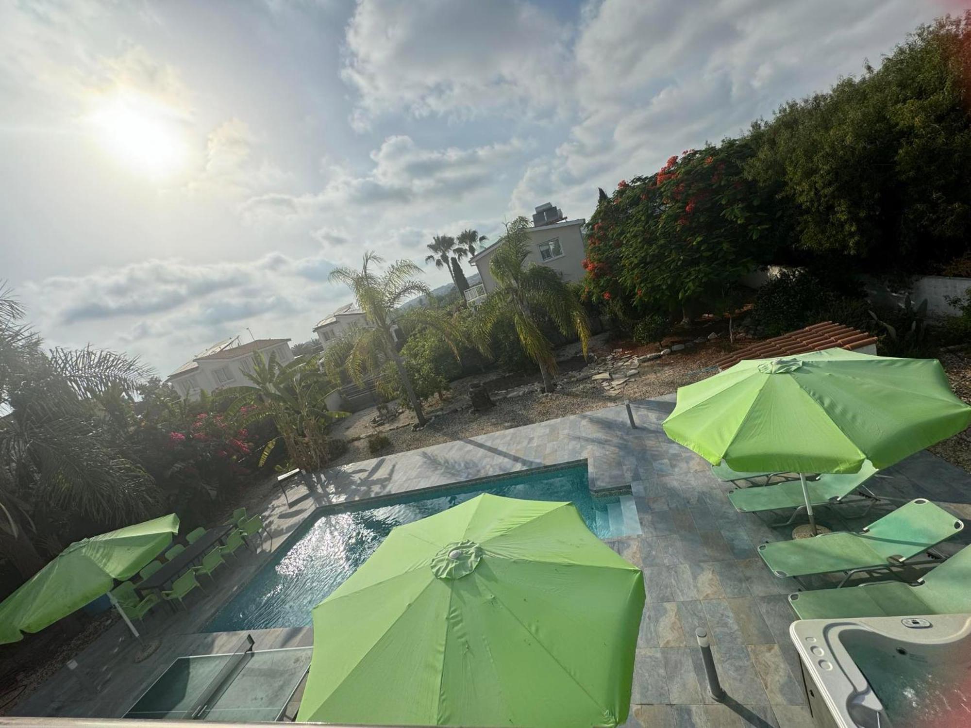 Villa Coralia Gardens 1Km From Coral Bay Beach Buitenkant foto
