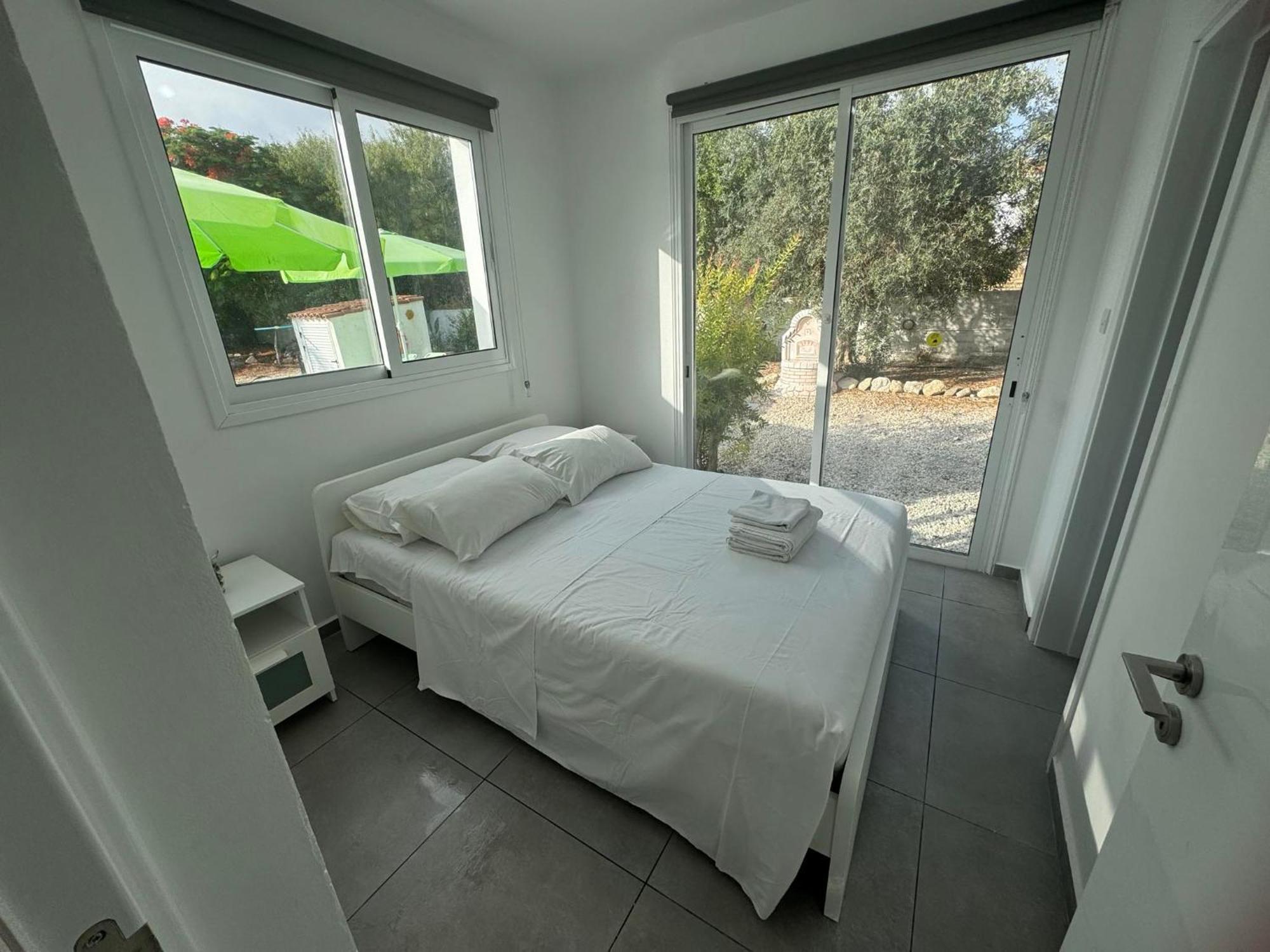 Villa Coralia Gardens 1Km From Coral Bay Beach Buitenkant foto