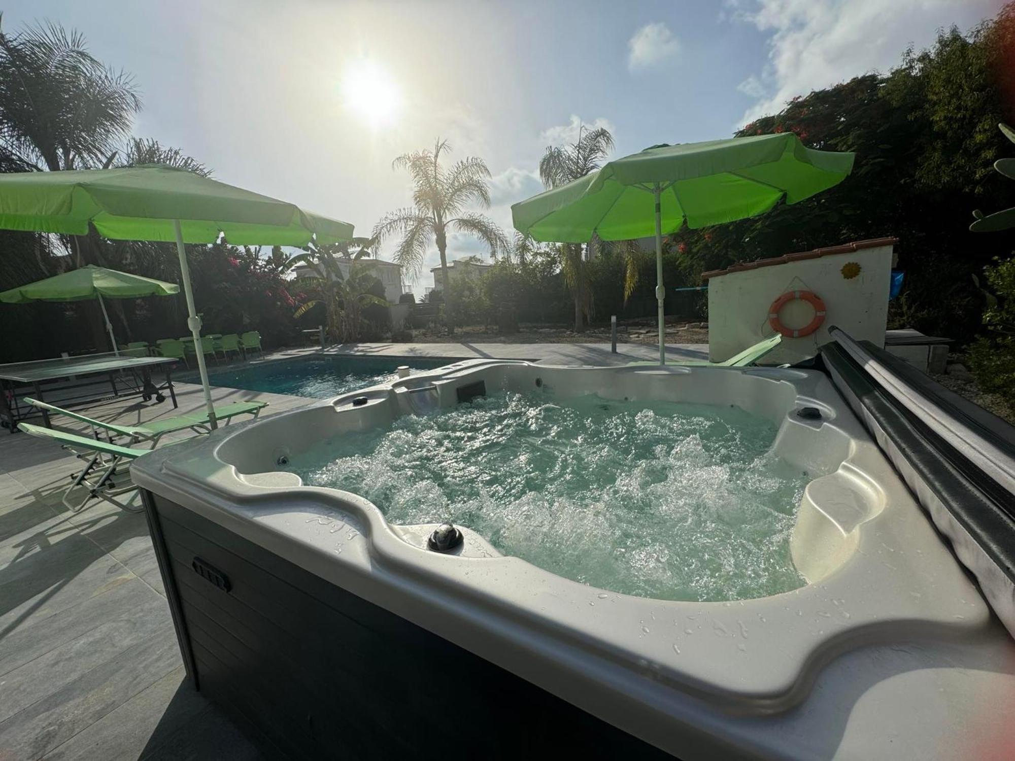 Villa Coralia Gardens 1Km From Coral Bay Beach Buitenkant foto