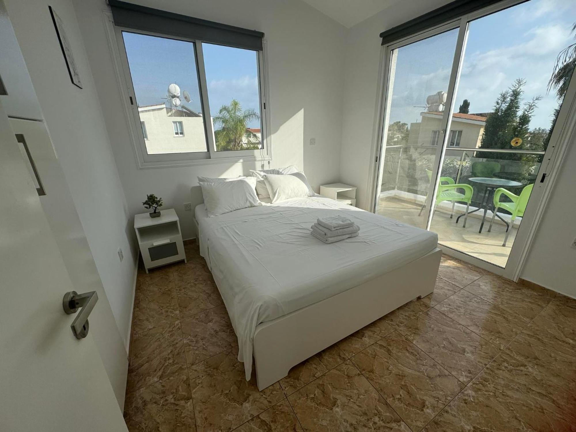 Villa Coralia Gardens 1Km From Coral Bay Beach Buitenkant foto