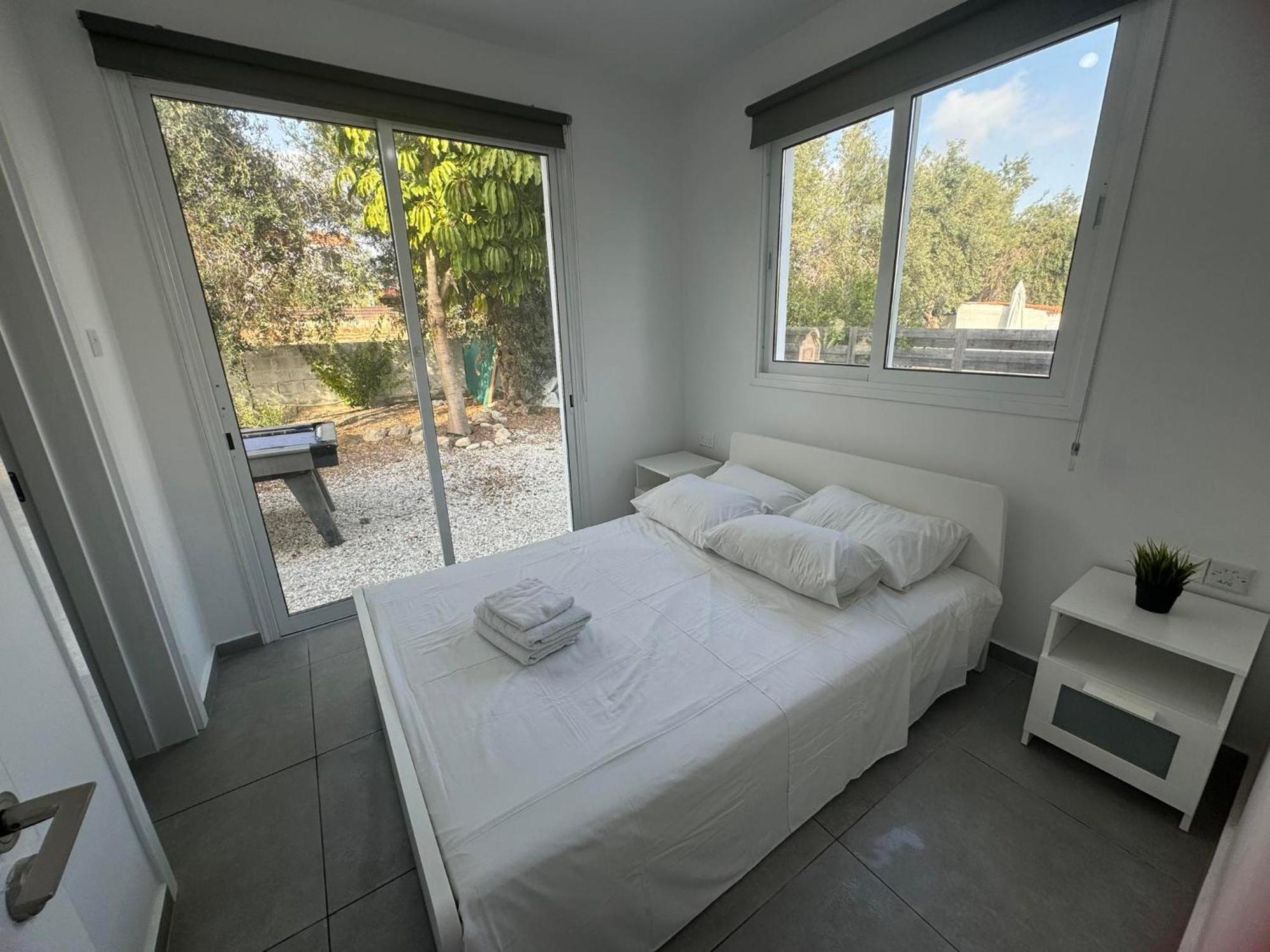 Villa Coralia Gardens 1Km From Coral Bay Beach Buitenkant foto