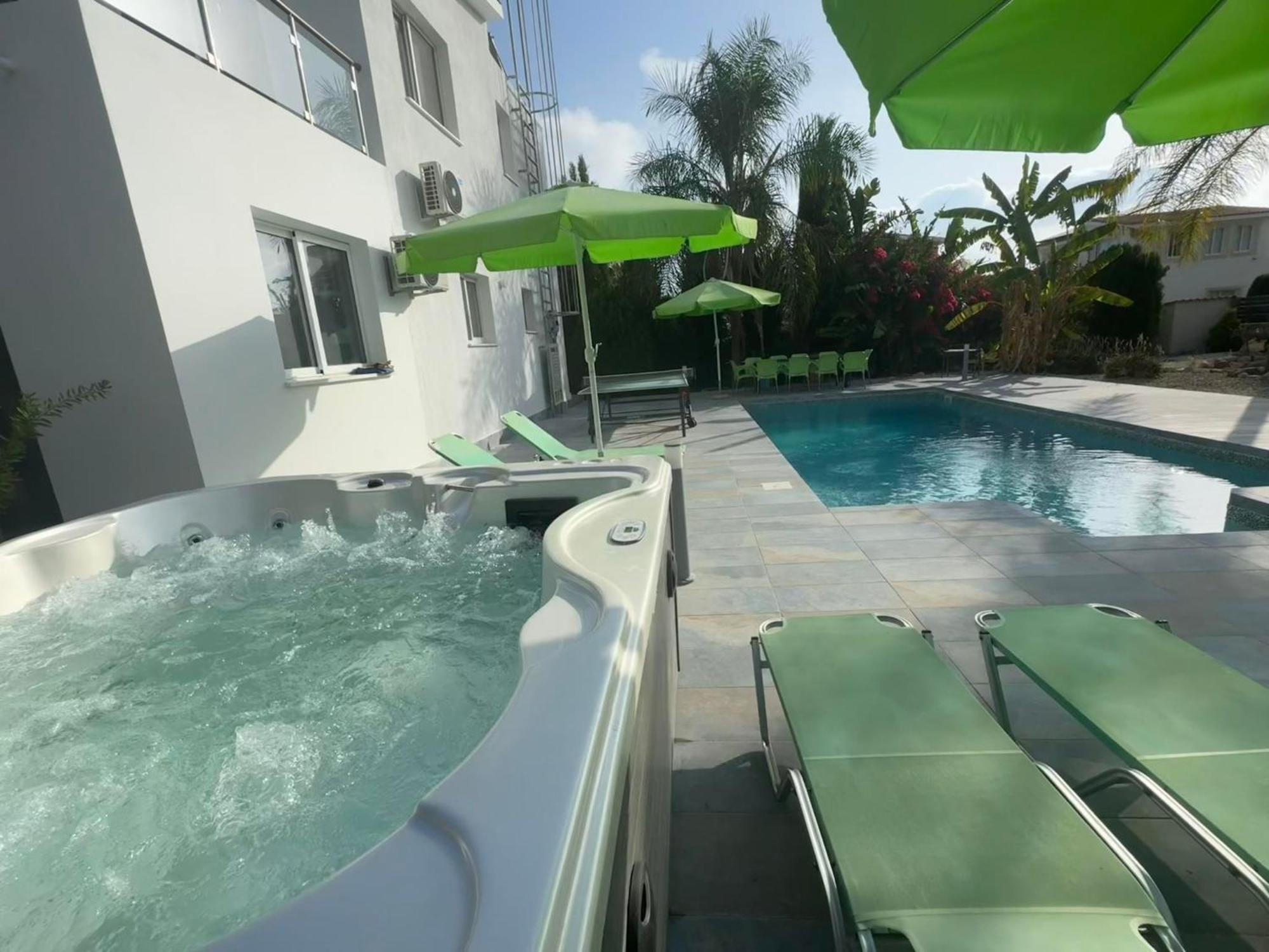 Villa Coralia Gardens 1Km From Coral Bay Beach Buitenkant foto