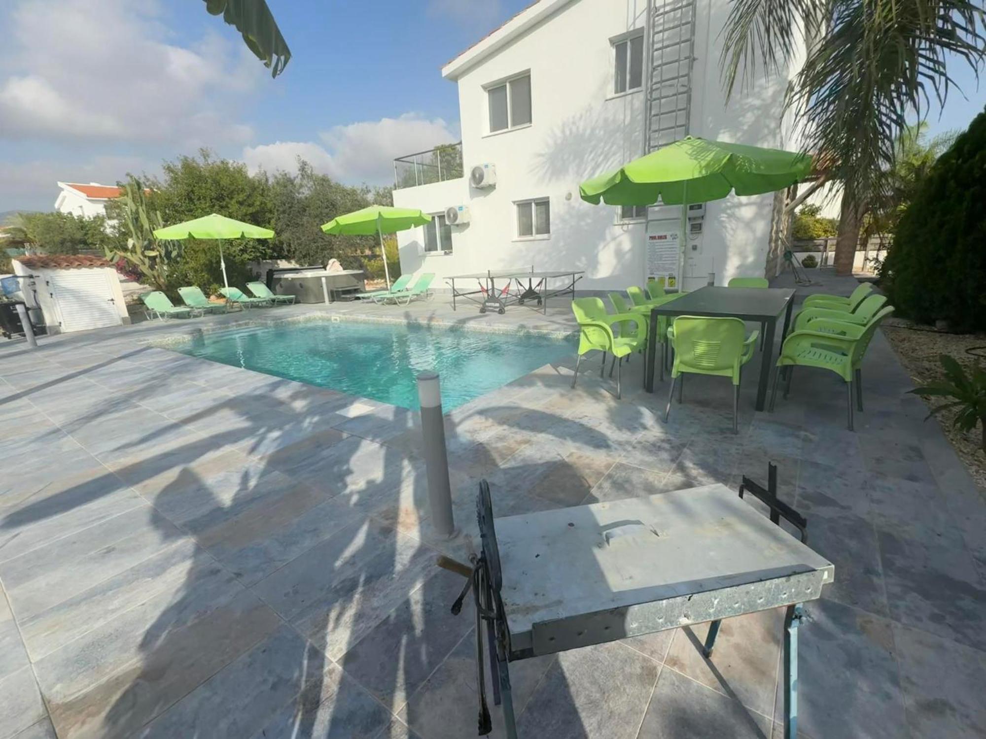 Villa Coralia Gardens 1Km From Coral Bay Beach Buitenkant foto