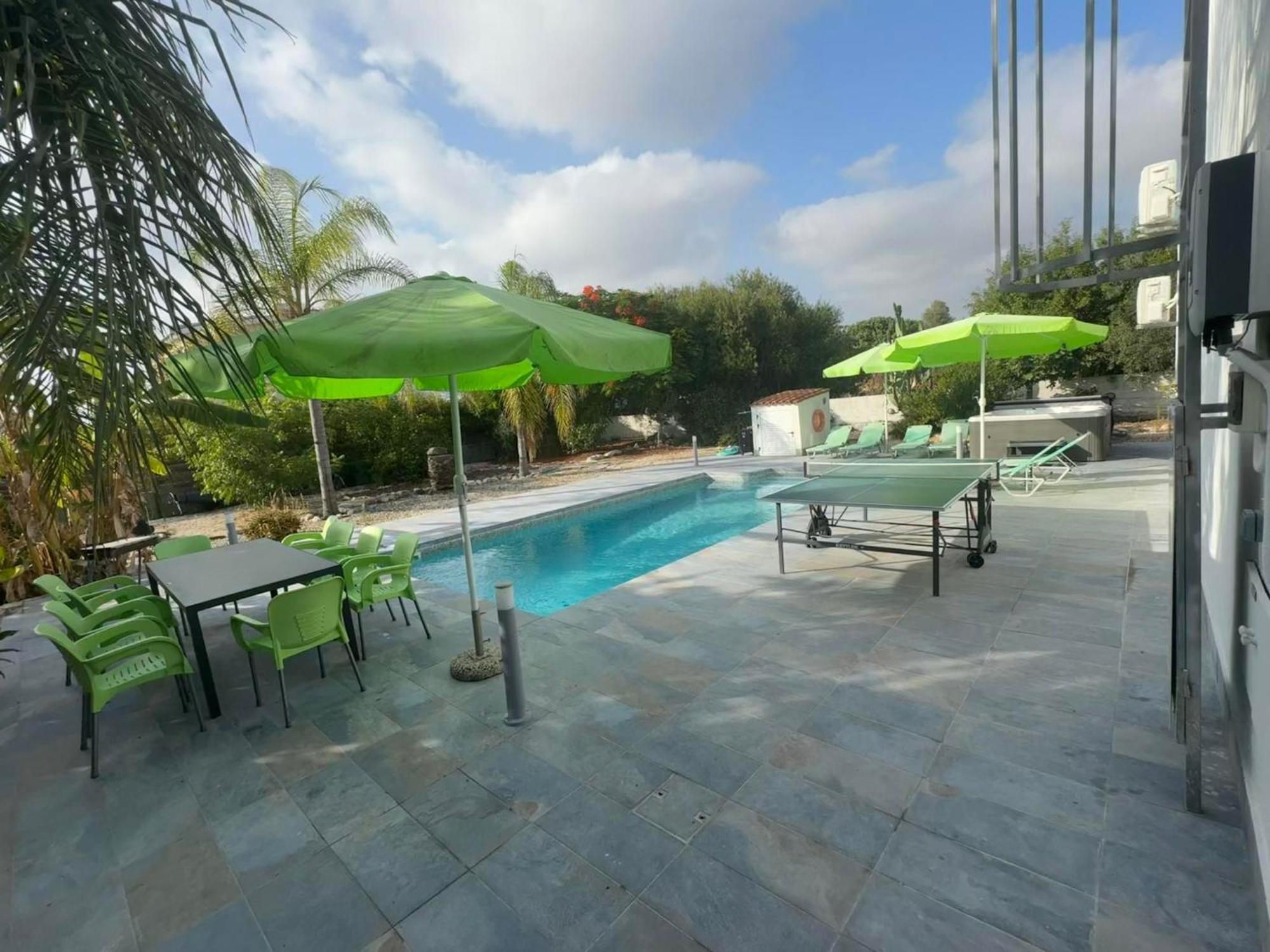 Villa Coralia Gardens 1Km From Coral Bay Beach Buitenkant foto